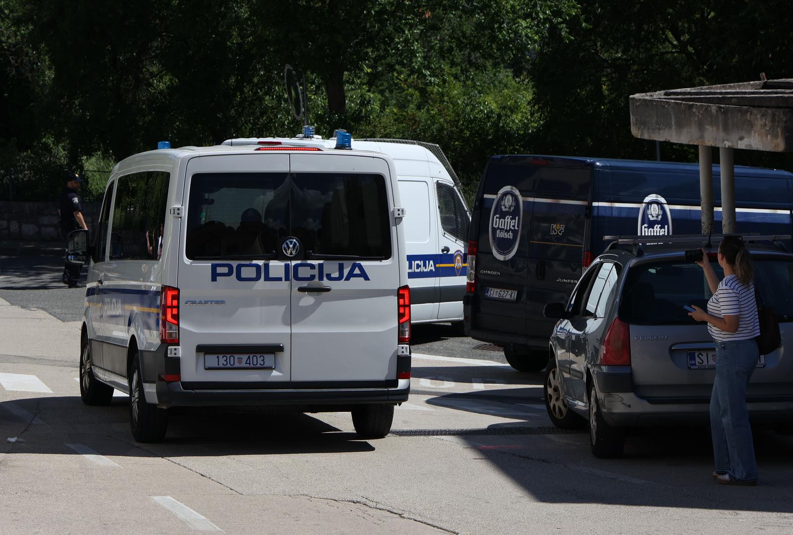 Prema neslužbenim informacijama, tijekom uhićenja nije pružao otpor, a policija je kod njega pronašla vatreno oružje i nož dužine oko 20 centimetara.