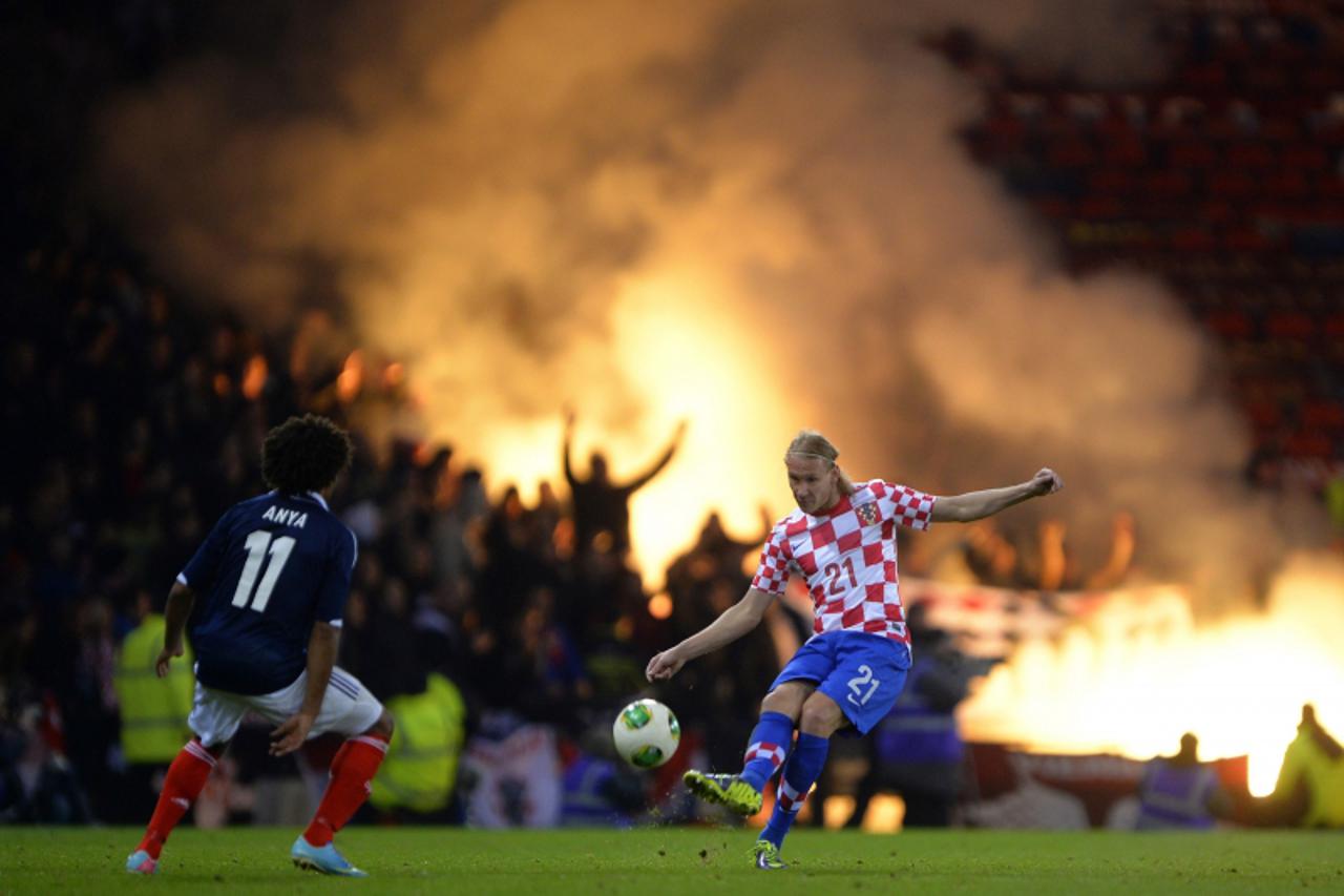 'Scotland\'s Ikechi Anya (L) challenges Croatia\'s Domagoj Vida during their 2014 World Cup qualifying soccer match at Hampden Park stadium in Glasgow, Scotland October 15, 2013. REUTERS/Russell Cheyn
