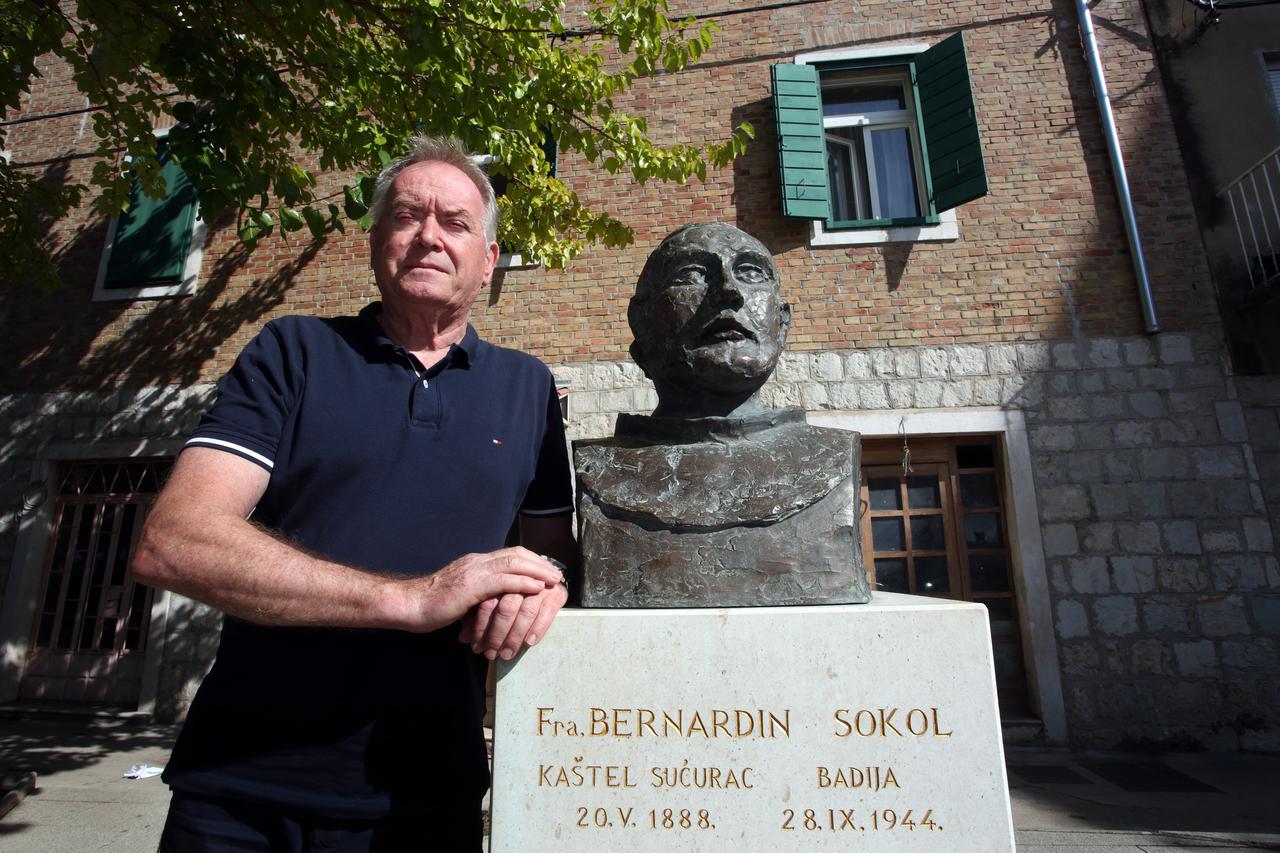 Kaštel Sućurac: Trg na kojem je bista fra Bernardinu Sokolu