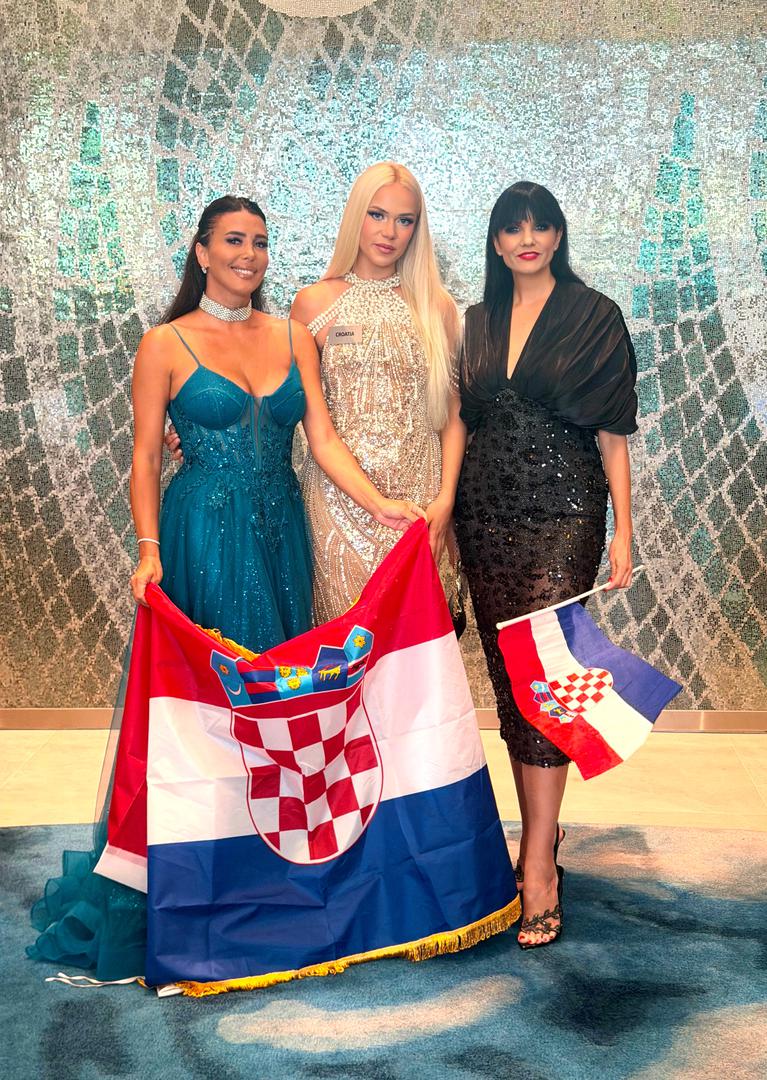 Ali između svega toga ima  puno smijeha u backstageu, posljednje popravljanje svake haljine prije izlaska na pozornicu, nervoza nekoliko minuta prije proglašenja, spontani razgovori, zajedničko fotografiranje, razmjena savjeta i kratki trenuci odmora nakon dugih dana.