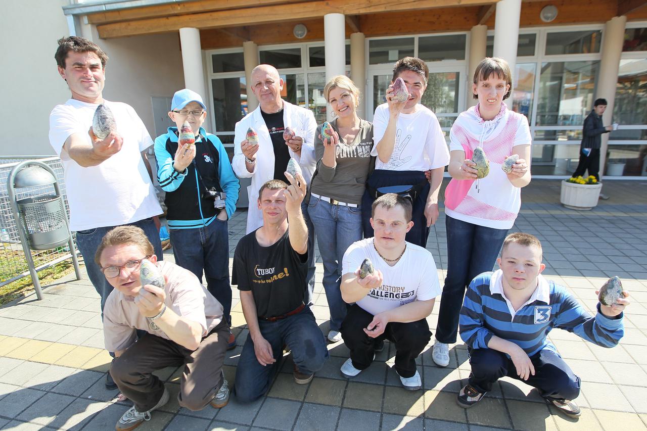 09.04.2011., Koprivnica - Ucenici Centra za odgoj i obrazovanje Podravsko sunce izradjivali su keramicka jaja u terakota tehnici te ih pekla i tako izradila 20-ak unikatnih uskrsnjih jaja koja ce od ponedjeljka biti izlozena u zgradi Zupanije. Photo: Mari