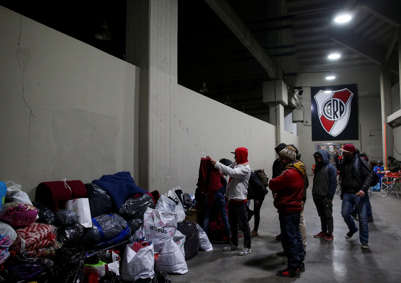 Slavni argentinski nogometni klub River Plate otvorio je u srijedu vrata svog stadiona Monumentala kako bi s ulica sklonio beskućnike tijekom niskih temperatura.