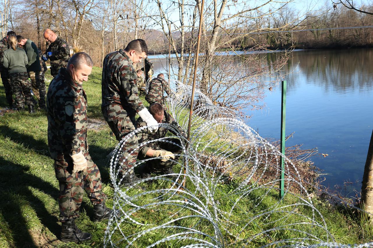 18.11.2015., Vinica, Slovenija - Slovenska vojska pocela je postavljati bodljikavu zicu uz rijeku Kupu u Beloj Krajini. 