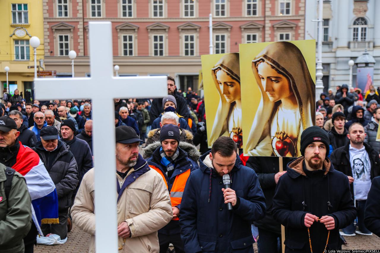 Zagreb: Muškarci na Trgu bana Josipa Jelačića molili krunicu