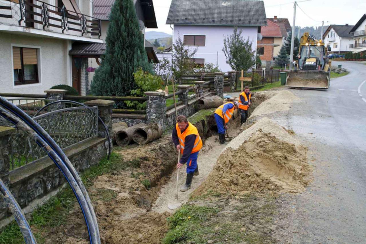 'Var \\u0096 20. 10. 2010., Salinovec \\u0096 Radnici Ivkoma u Salinovcu pola\\u009Eu novu kanalizaciju i vodovod  PHOTO:  Ljiljana Risek '