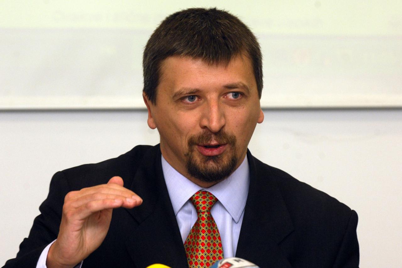 'unu...03.11.2006.  sdp  ivica pancic - press konferencija o ekologiji  foto: sasa zinaja'