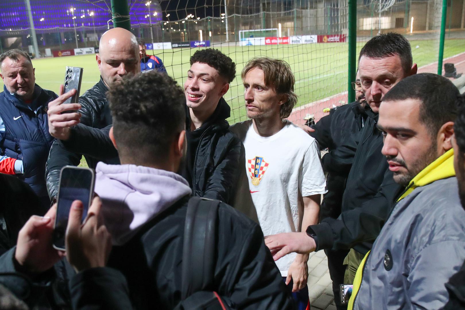 Hrvatski reprezentativci u petak su trenirali u Kairu, a posebnu pozornost navijača privukao je kapetan naše reprezentacije, Luka Modrić