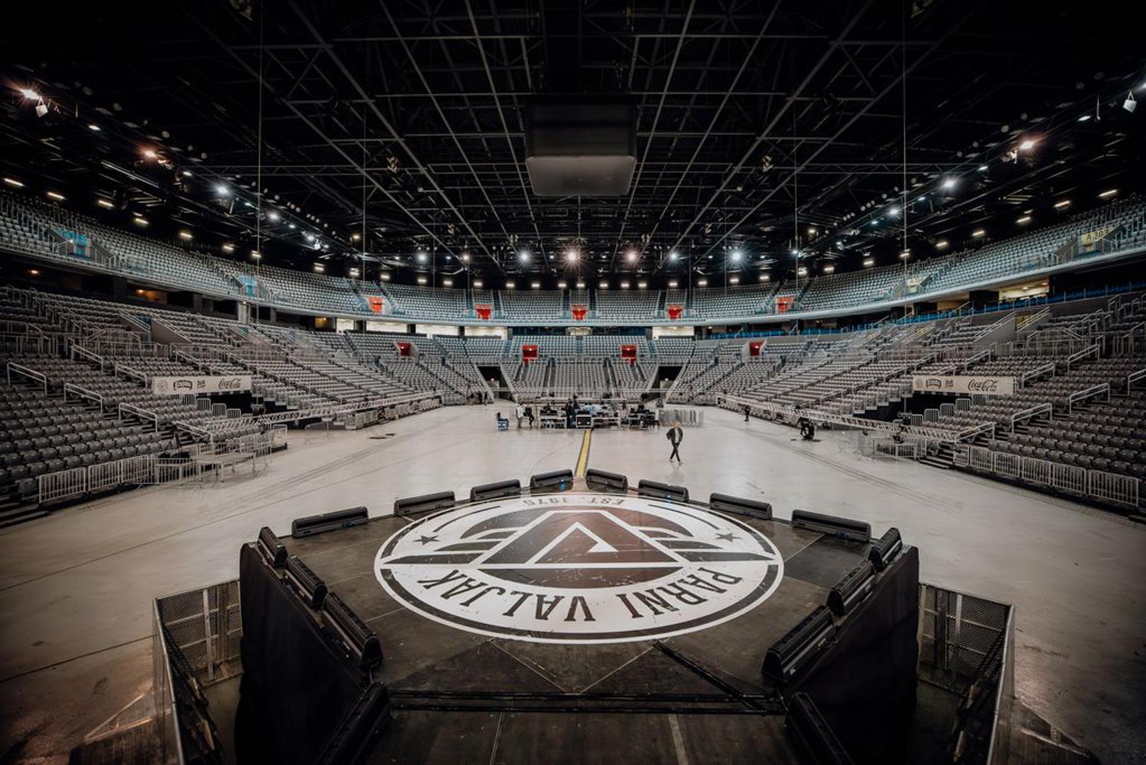 Organizator Baba Production donosi i detalje večerašnje satnice te je poznato kako će se vrata Arene Zagreb otvoriti u 18:30, dok će koncert započeti u 20:30. Zbog rasprodanog kapaciteta očekuju se gužve te se mole svi da dolazak u dvoranu planiraju na vrijeme: “Kako bismo svima osigurali što ugodniji početak večeri, molimo vas da dođete malo ranije i izbjegnete gužvu pri ulazu.”