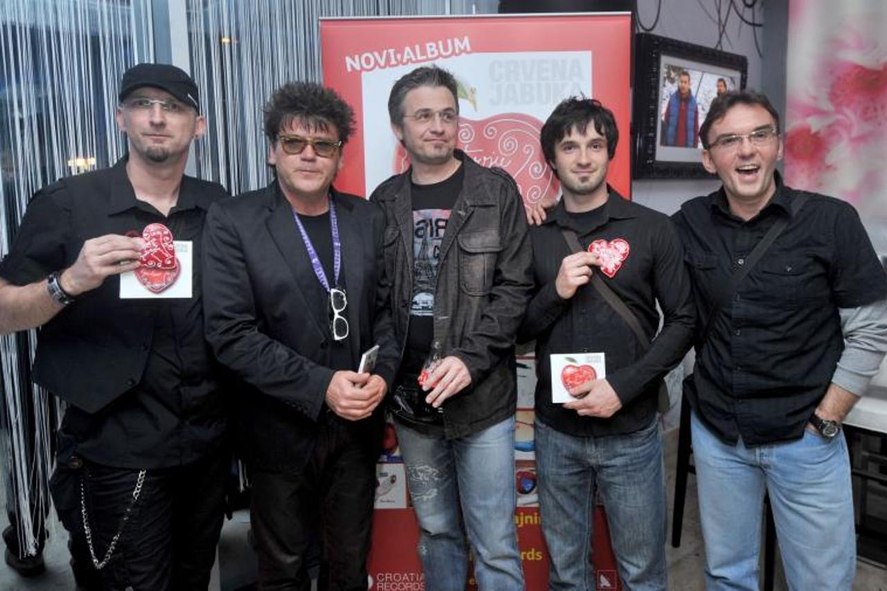 '07.04.2011., Visnjevac 3, Zagreb - Na otvorenju Excelente bara Crvena jabuka promovirala je novi album Za tvoju ljubav. Ante Gelo, Igor M. Ivanovic, Dalibor Marinkovic, Kresimir Kastelan, Drazen Zeri