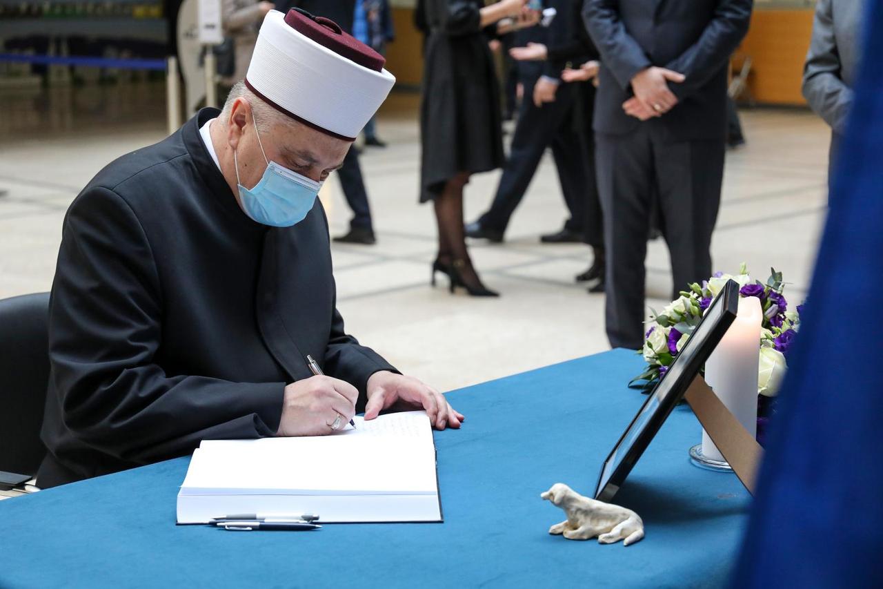 Zagreb: Muftija Aziz Hasanovic upisao se u Knjigu žalosti za Milana Bandića
