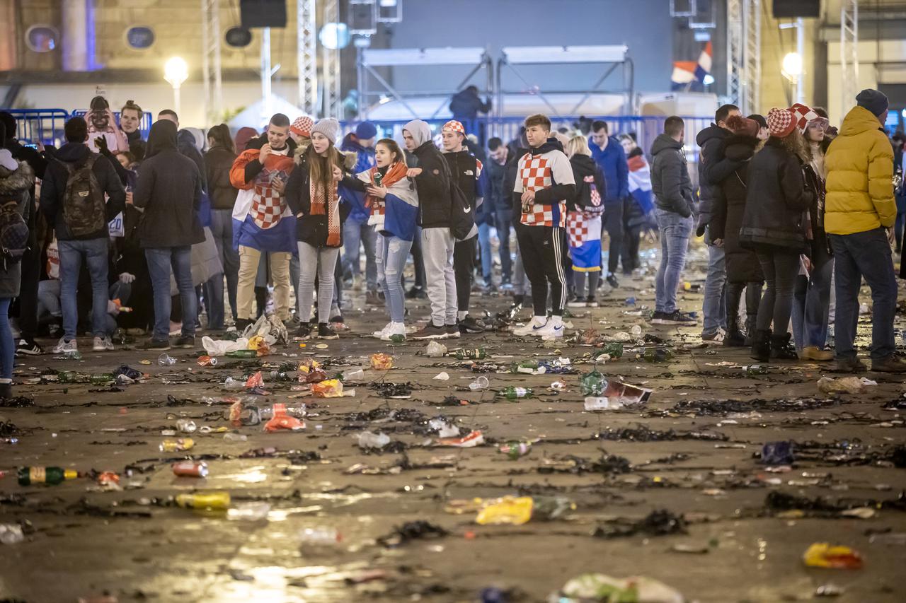 Zagreb: Trg prepun smeća nakon dočeka Vatrenih