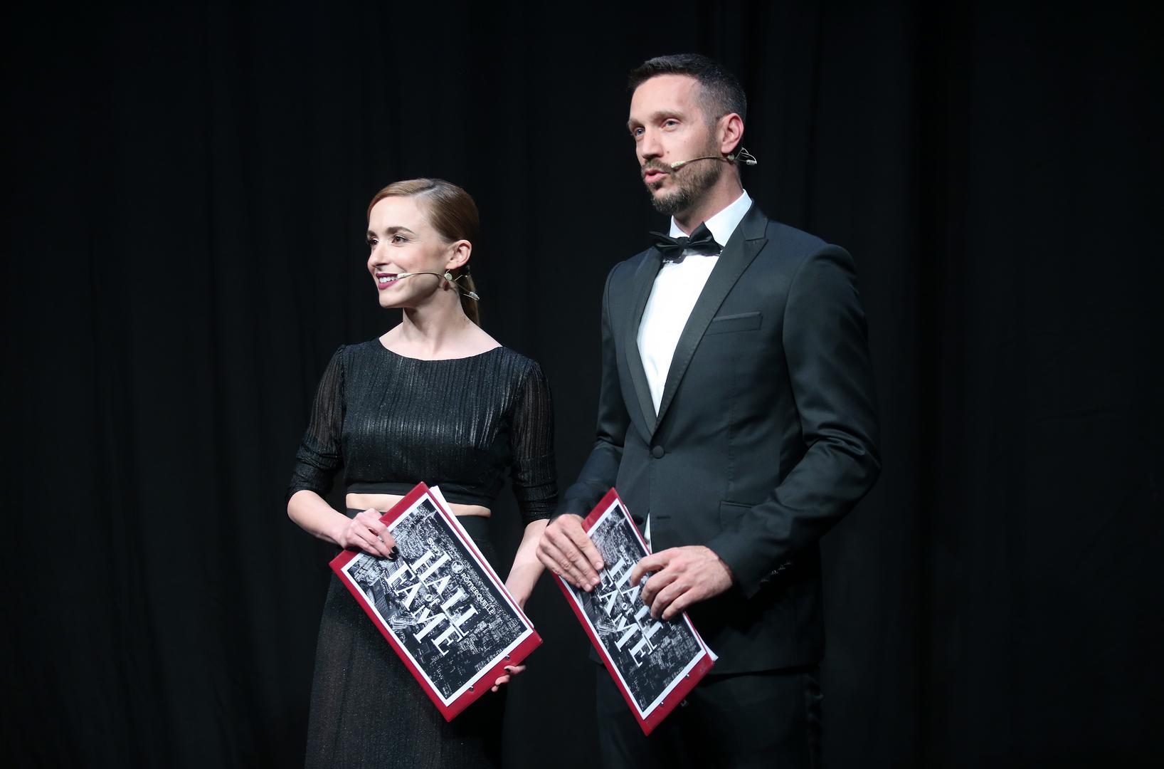 – Nagradu uopće nisam očekivala. Drago mi je što sam je dobila u kategoriji "najbolji duet" koji sam imala s Vannom. Hvala vam, baš ste me razveselili – rekla je mlada nada domaće glazbene scene Zsa Zsa koja je, kao i ostali dobitnici, dobila statuu koja je rad poznatog akademskog kipara Ivana Fijolića. 