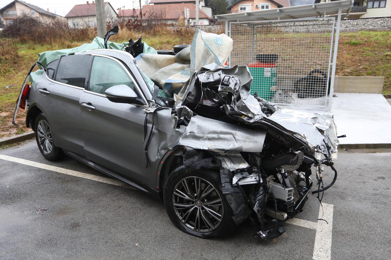 Karlovac: Olupina auta u kojem je poginuo bra?ni par iz Rijeke