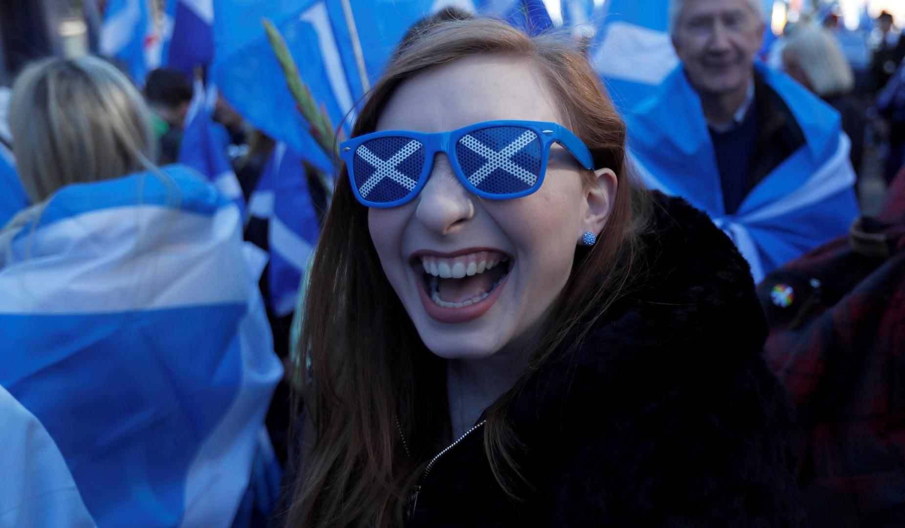 Dvadeset tisuća ljudi sudjelovalo je u subotu u Edinburghu u prosvjednoj šetnji za neovisnost Škotske, izvijestile su mjesne vlasti.