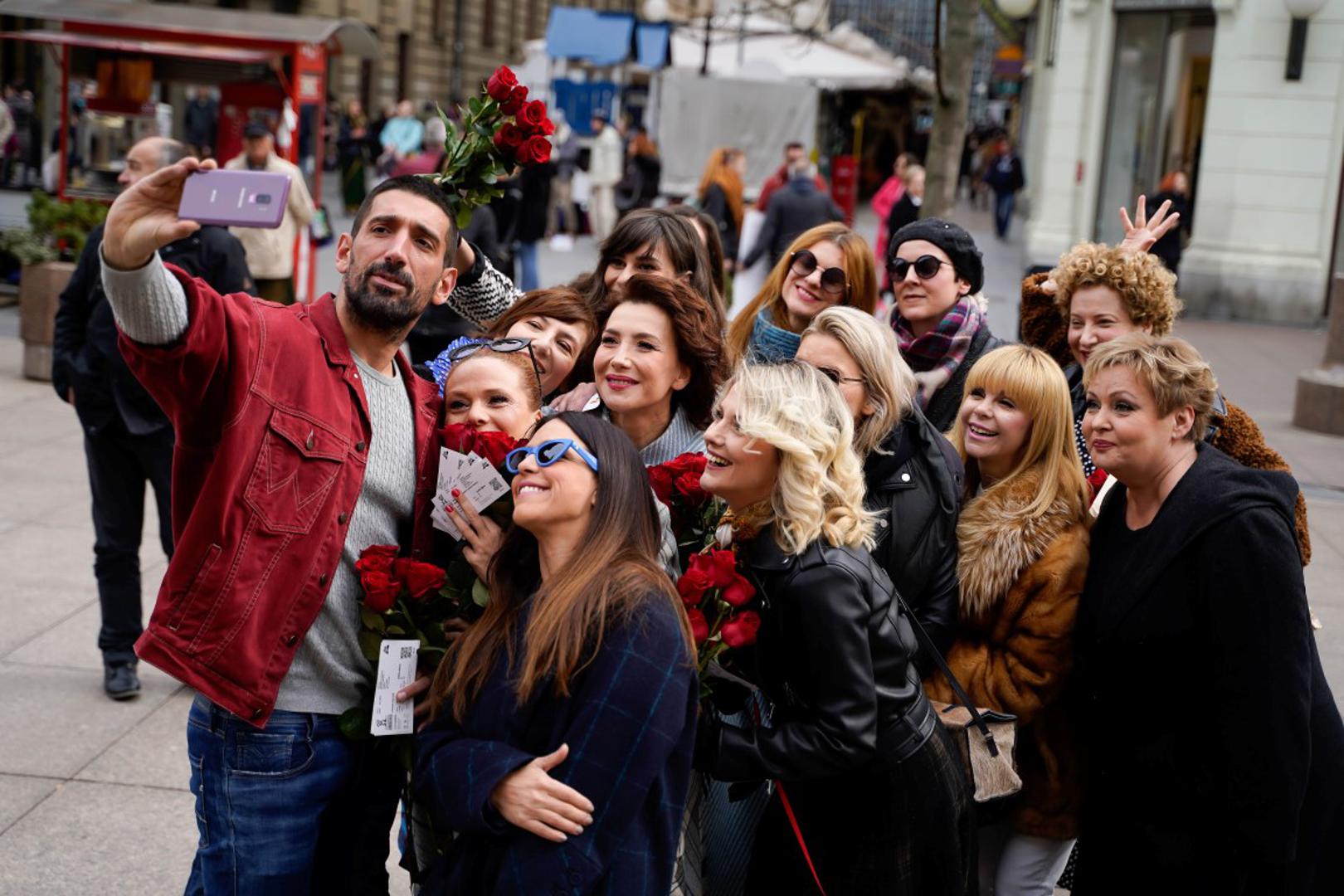 Ove je subote zagrebačka špica postala mjesto na kojem je zavladala simbolika broja 11. Naime, u jedanaest sati i jedanaest minuta, hrvatske glumice i jedan glumac, prošetali su Zagrebom te podijelili čak 111 ruža i 111 ulaznica za proslavljene kazališne komade sada već kultnog kazališta Moruzgva i time utjelovili izreku poznatog filozofa Ralpha W. Emersona - „Odlika velikih ljudi je da su spremni biti maleni“.