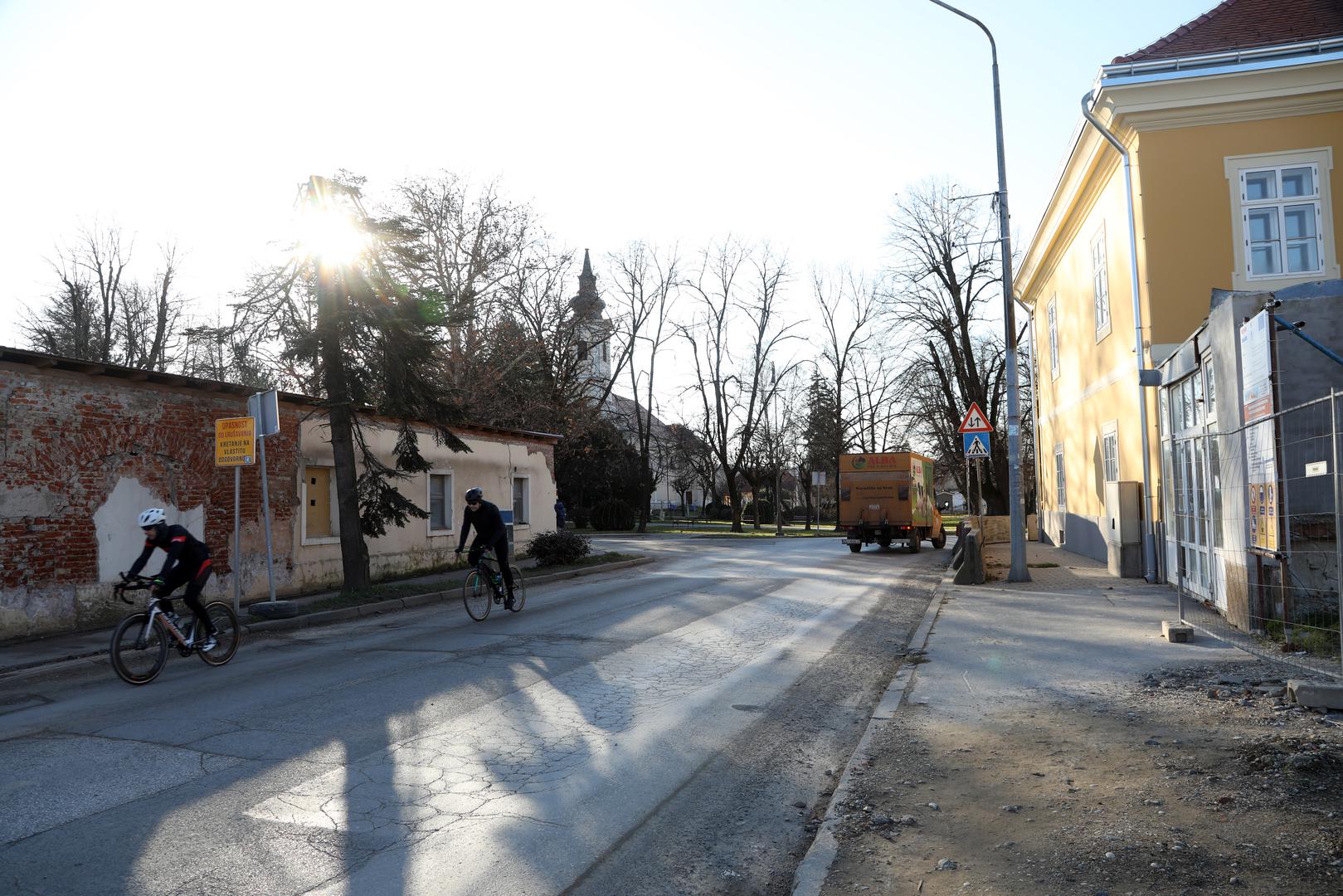 Na terenu je u trenucima najveće potrebe bilo 800 vatrogasaca, 450 pripadnika Hrvatske gorske službe spašavanja, 590 djelatnika i volontera Hrvatskog Crvenog križa, vojska, policija, državna intervencijska postrojba, ali i 300 građevinskih stručnjaka Hrvatskog centra za potresno inženjerstvo.
