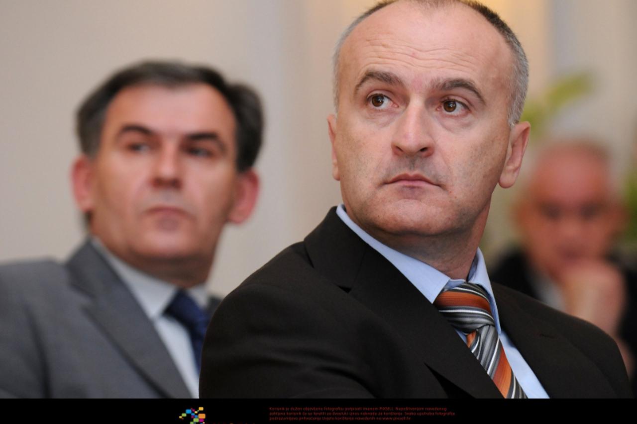 '13.04.2010., Zagreb - U HND-u se odrzao okrugli stol o Registru branitelja pod nazivom Hrvatski branitelji-temelj hrvatske neovisnosti ili borci za privilegije. Tomislav Ivic, Predrag Matic.  Photo: 