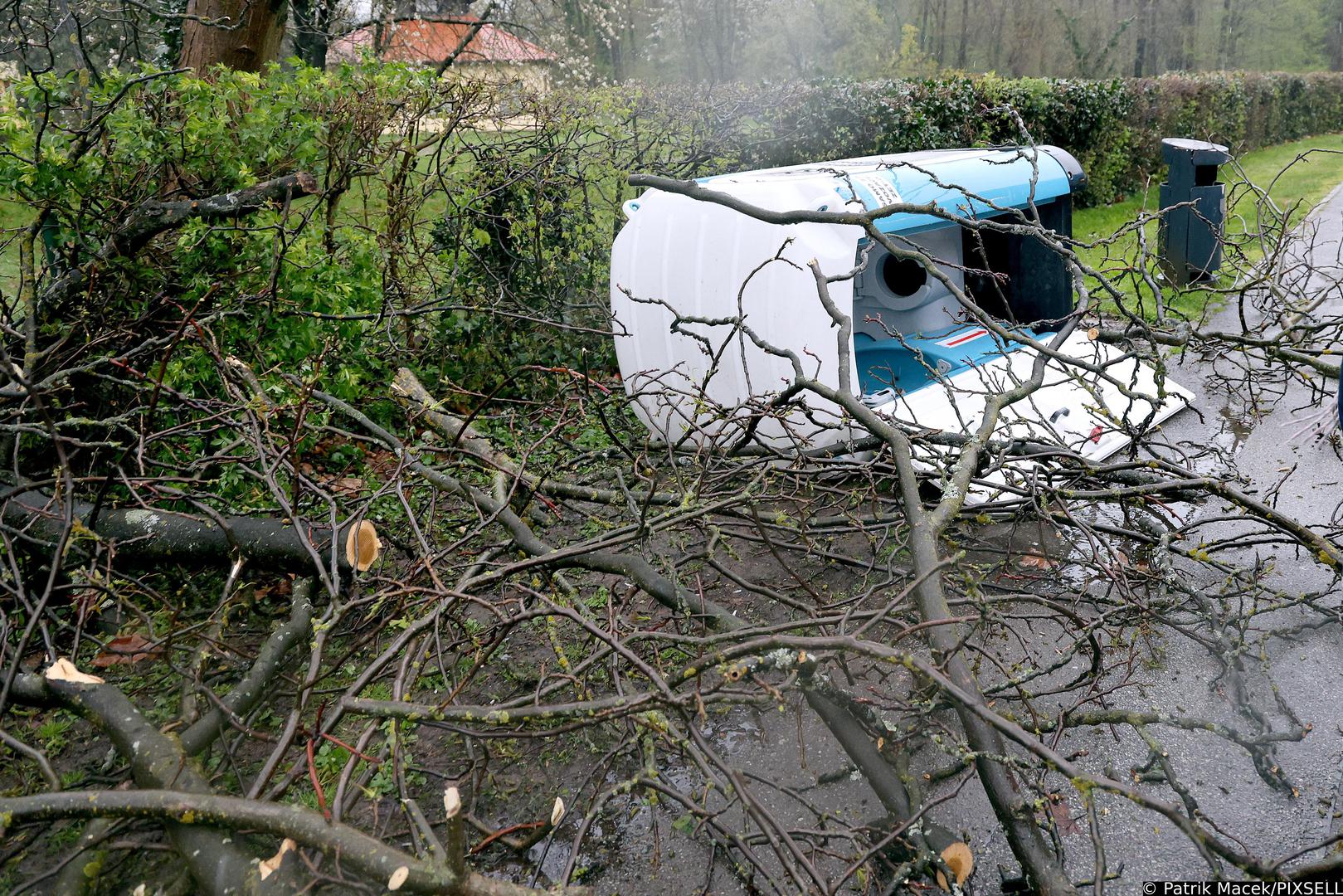 Zbog opasnih vremenskih uvjeta koje čini olujni vjetar s orkanskim udarima, a radi zaštite sigurnosti učenika u prometu danas se neće održavati nastava u zagrebačkim osnovnim i srednjim školama. Odluka je donesena od strane Grada Zagreba i Ministarstva znanosti, obrazovanja i mladih. Ukoliko djeca ne mogu ostati u svojim domovima mogu doći u škole u kojima će za njih biti organiziran boravak. Dječji vrtići će redovno raditi iako se preporuča da djeca ukoliko mogu ostanu u svojim domovima.
