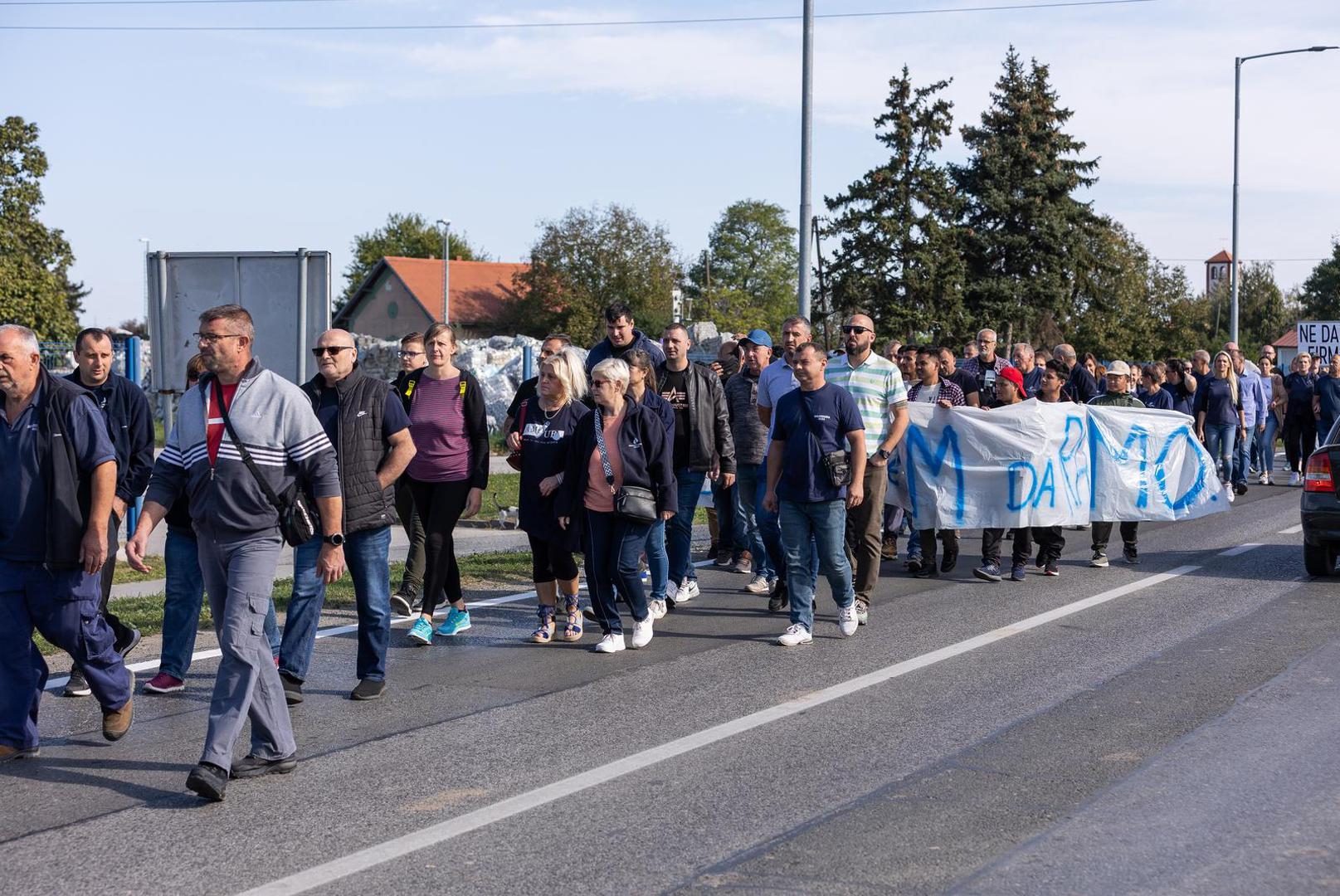 06.10.2023., Osijek - Radnici Drave International u koloni stigli ispred ulaza u tvornicu sa transparentima podrske vlasniku Zvonku Bedeu. Photo: Davor Javorovic/PIXSELL