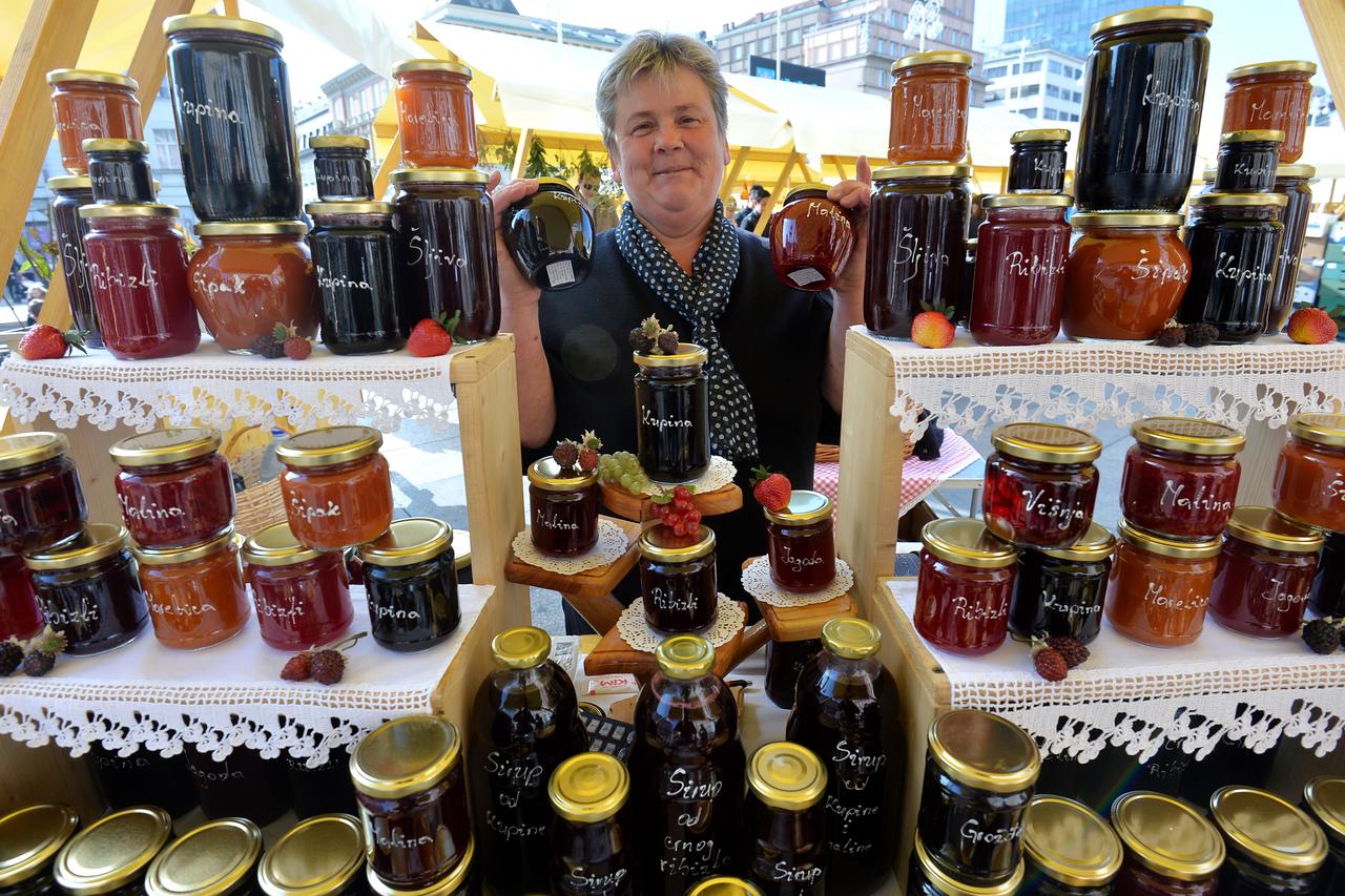 28.10.2016., Zagreb - Na Trgu bana Josipa Jelacica odrzava se 2. Sajam zimnice i autohtonih proizvoda.  Photo: Marko Lukunic/PIXSELL