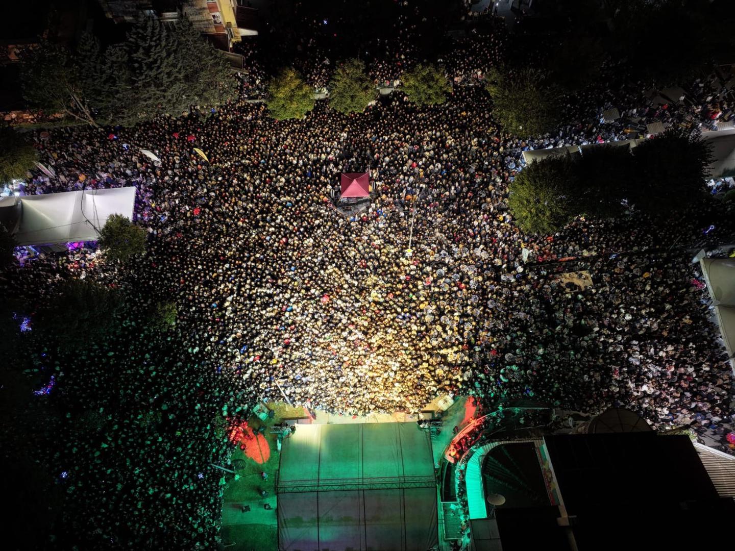 S obzirom kako je njezin dolazak izazvao veliki interes ljudi i iz okolnih gradova, ali i iz drugih dijelova Sjeverne Makedonije, predviđeni prostor ispred pozornice bio je pretijesan za 20 tisuća posjetitelja, koji su se proširili i na sve okolne ulice i prilaze, o čemu svjedoče i spektakularne snimke iz zraka.
