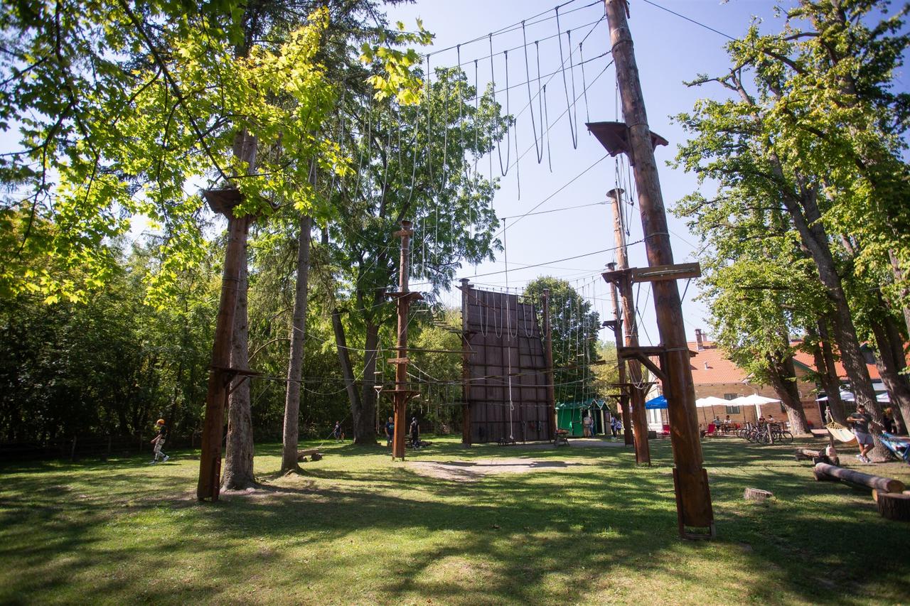 Adrenalinski park u Eko centru Zlatna greda