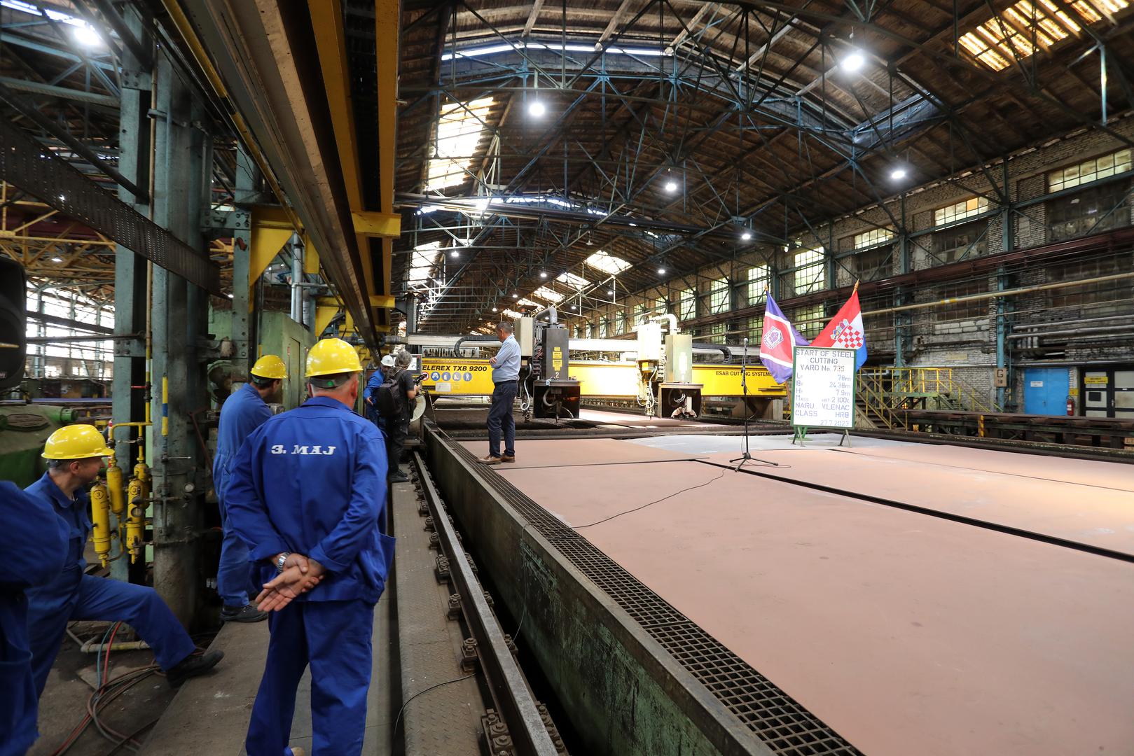 Tijekom 1992. provedena je privatizacija i reorganizacija brodogradilište, te je ono pretvoreno u krovno poduzeće pod nazivom 3. maj brodograđevna industrija s potpunom odgovornošću. Nakon programa restrukturiranja broj zaposlenih se smanjio na 2835 (2003).