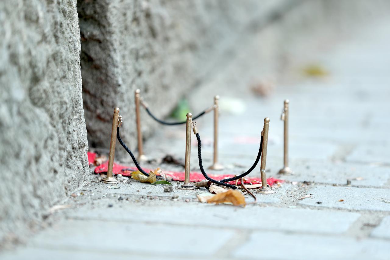 Minijaturni crveni tepih prema zidu u Mesničkoj ulici u sklopu projekta Okolo