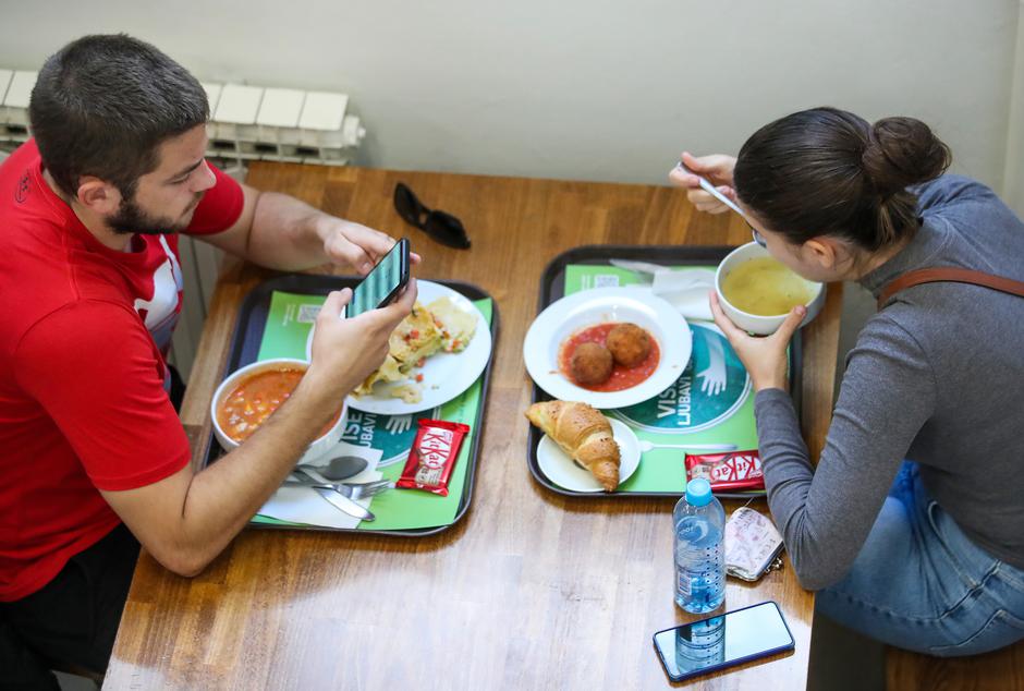 Predstavnici kompanije Nestle studentima podijelili 1500 obroka