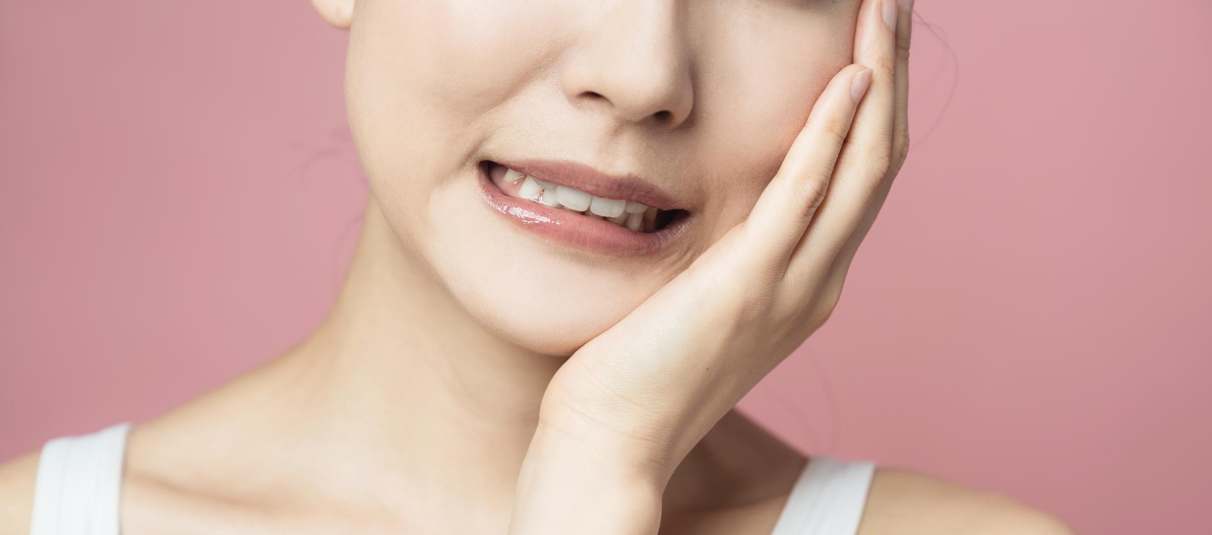 Afte: Ako nešto nije u redu s tvojim zdravljem, mogu se stvoriti afte u ustima. Kako bi ih se riješila, uzmi žlicu himalajske soli i čašu tople vode. Ispiri time tri puta dnevno usta i afte će ubrzo nestati.