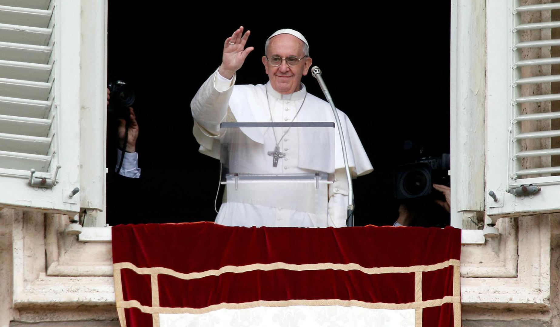 U pontifikatu je promijenio lice modernog papinstva izbjegavajući pompu i privilegije, ali pokušaji da Katoličku Crkvu učini uključivijim izazvali su otpore u konzervativnim krugovima. 