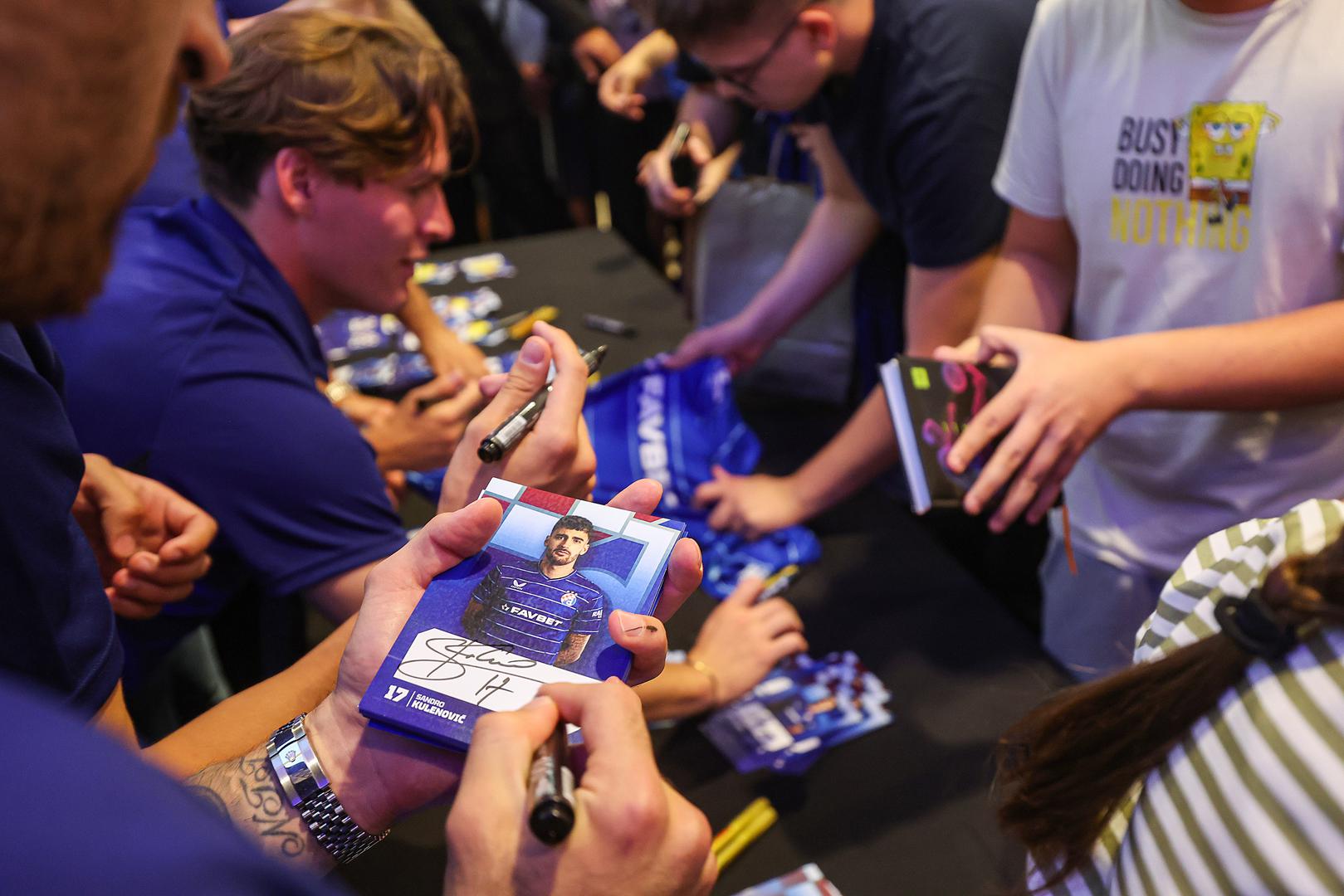 Dinamo je otvorio je svoj četvrti i dosad najveći fan shop u City Centeru one East, a druženje s prvotimcima izazvalo je pravu euforiju među stotinama navijača.