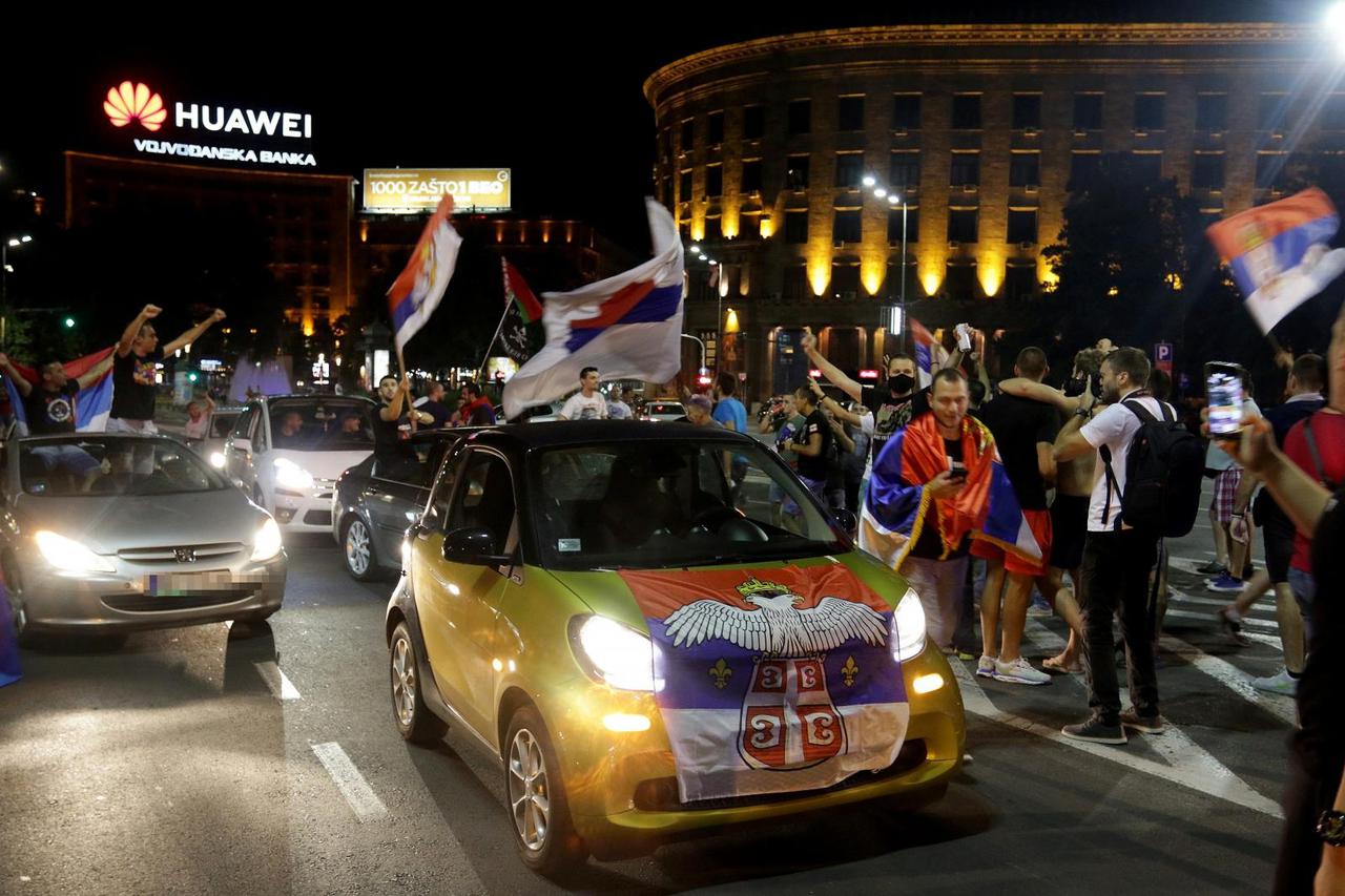 After the first results of the parliamentary elections, supporters of the Montenegrin opposition in Serbia gathered in front of the Serbian Parliament to celebrate the victory.Simpatizeri opozicije Crne Gore u Srbiji po dobijanju prvih rezultata parlame