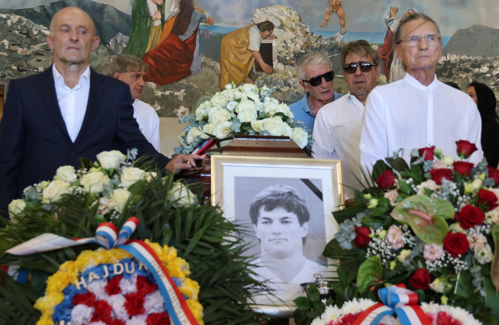 Obitelj, prijatelji, nekadašnji suigrači te brojni predstavnici nogometnog svijeta oprostili su se od legende Hajduka Ivana Gudelja, koji je preminuo u utorak u 67. godini života nakon kratke i teške bolesti.