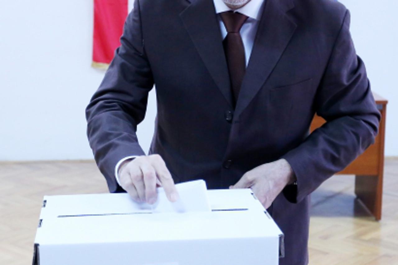 '14.04.2013., Zagreb - Gradonacelnik Grada Zagreba Milan Bandic glasovao je na izborima za hrvatske zastupnike u Europskom parlamentu.  Photo: Slavko Midzor/PIXSELL'