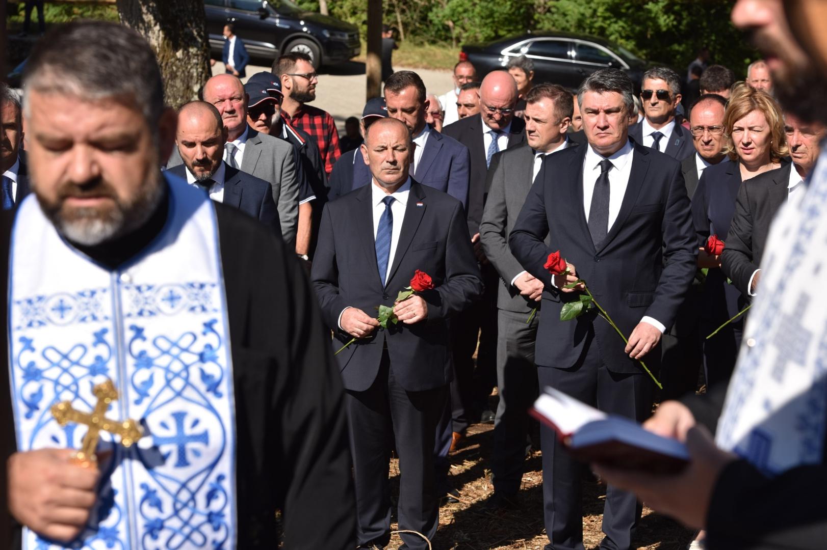 25.08.2020., Plavno - U organizaciji Srpskog narodnog vijeca u Plavnom i Gruborima organizirana komemoracija za civilne zrtve rata ubijene nakon Vojno-redarstvana akcije Oluja. Potpredsjednik Vlade za drustvene djelatnosti i ljudska prava Boris Milosevic, potpredsjednik Vlade i ministar branitelja Tomo Medved, predsjednik RH Zoran Milanovic, saborski zastupnik Milorad PupovacPhoto: Hrvoje Jelavic/PIXSELL