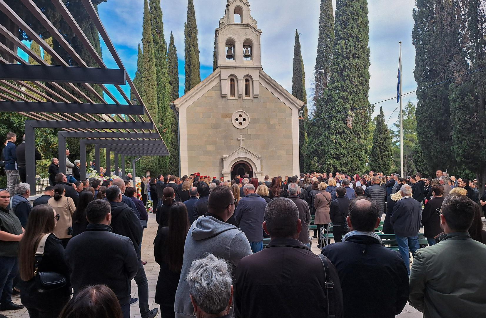 Ispraćaj 32-godišnje majke koja je poginula u požaru automobila održao se u Kaštel Sućurcu, gdje se uz obitelj okupio velik broj prijatelja i poznanika. Sprovod je održan na mjesnom groblju Gospe na Hladi, a zbog velikog broja ljudi na mjestu je bilo i jedno vozilo hitne medicinske pomoći