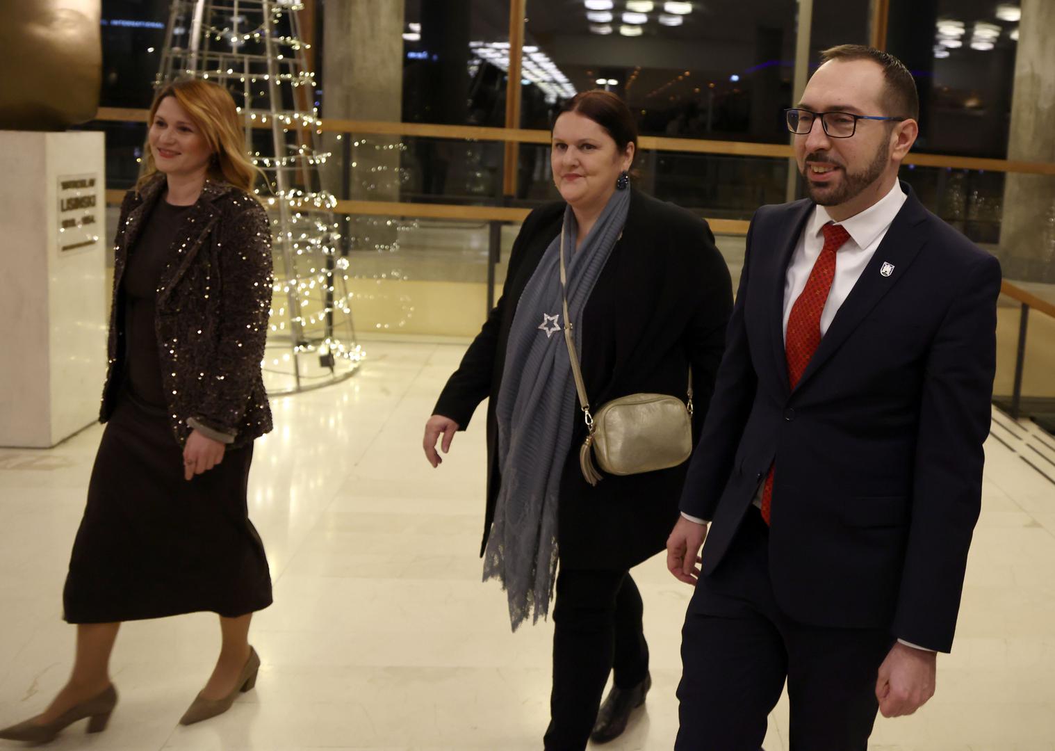 Dva puta sam na demokratskim izborima izabran za gradonačelnika Zagreba.
Mandat i povjerenje da vodim ovaj grad dali su mi građani Zagreba.
Dokle god imam povjerenje Zagrepčana, radit ću ovaj posao savjesno i odgovorno i donosit ću odluke koje smatram ispravnima bez obzira na pritiske", poručio je Tomašević.