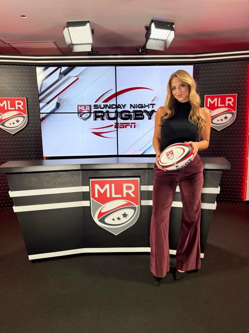 Claudia Bellofatto, svestrana sportska novinarka i analitičarka, postala je prava zvijezda zahvaljujući svojoj stručnosti i atraktivnom izgledu. Njezine modne kombinacije redovito postaju viralne, a obožavatelji je na društvenim mrežama nazivaju 'ženom iz sna'