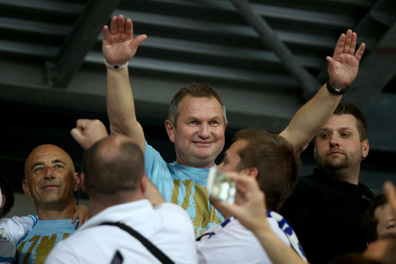 ARHIVA - 2017. Rijeka: Navija?i utr?ali u teren i s igra?ima proslavili povijesni naslov prvaka Hrvatske