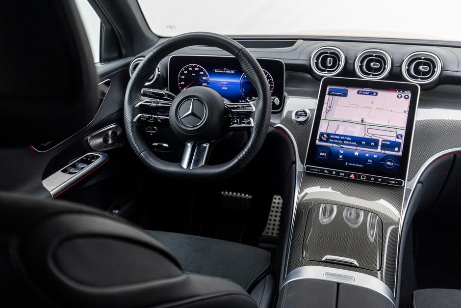 Veliki zaslon, u kombinaciji s digitalnom instrumentnom pločom, djeluje skladno