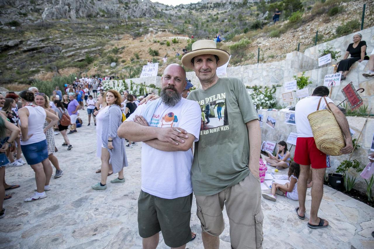 Ragnar i njegova primitivna škvadra, nošeni imbecilnom idejom o zajedničkom dobru i očuvanju ljepota Lijepe Naše, zaustavili su bagere našeg Stipe, koji voli financirati kampanje svojih političkih zaštitnika