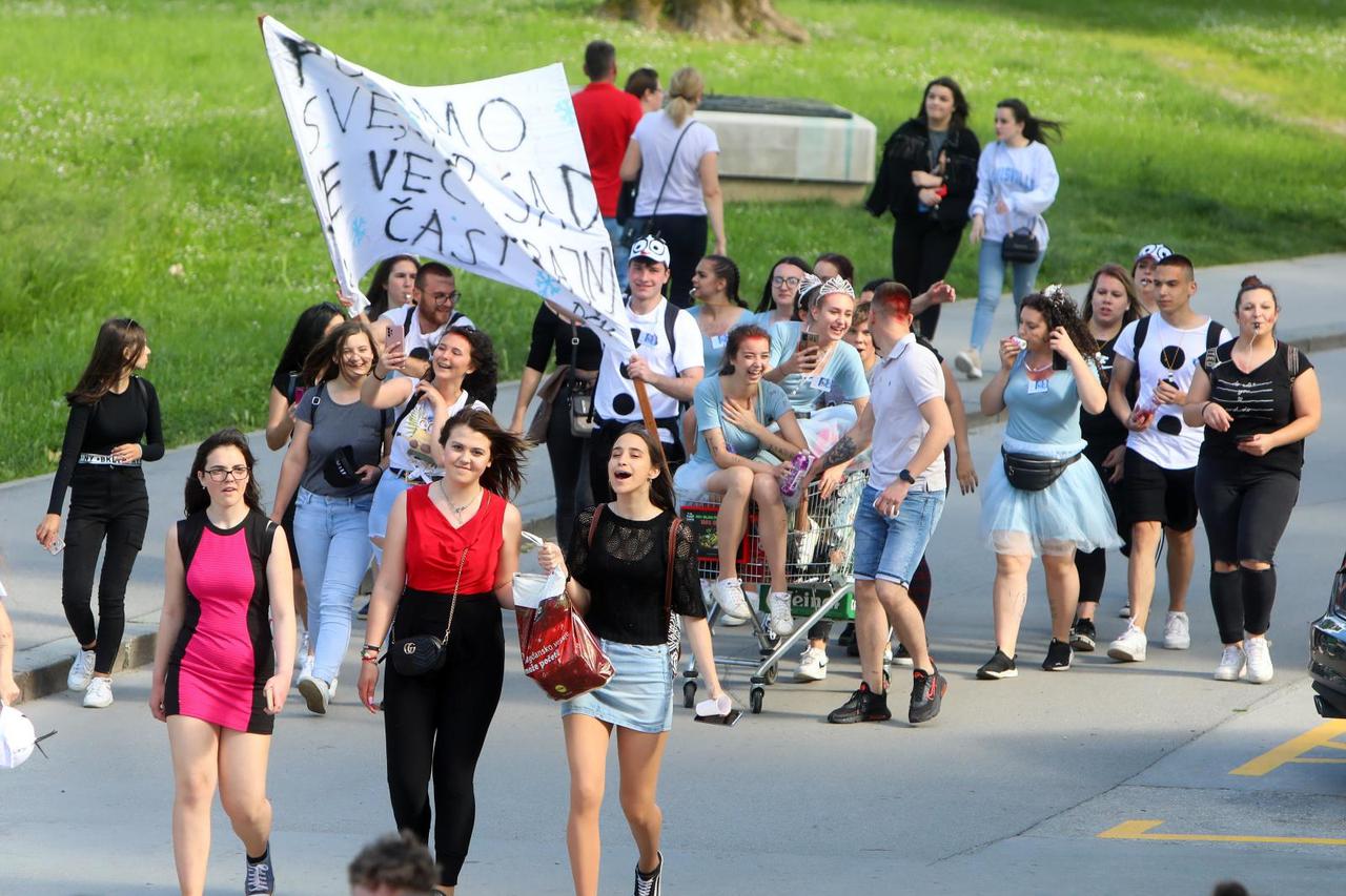 Karlovac: Oko 800 veselih maturanata tradicionalno su prodefilirali središtem grada