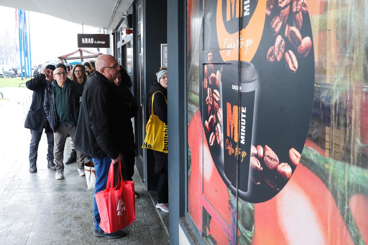 Zagreb: Trgovina  na Aveniji Marina Držića jedna je od rijetkih  koja danas radi