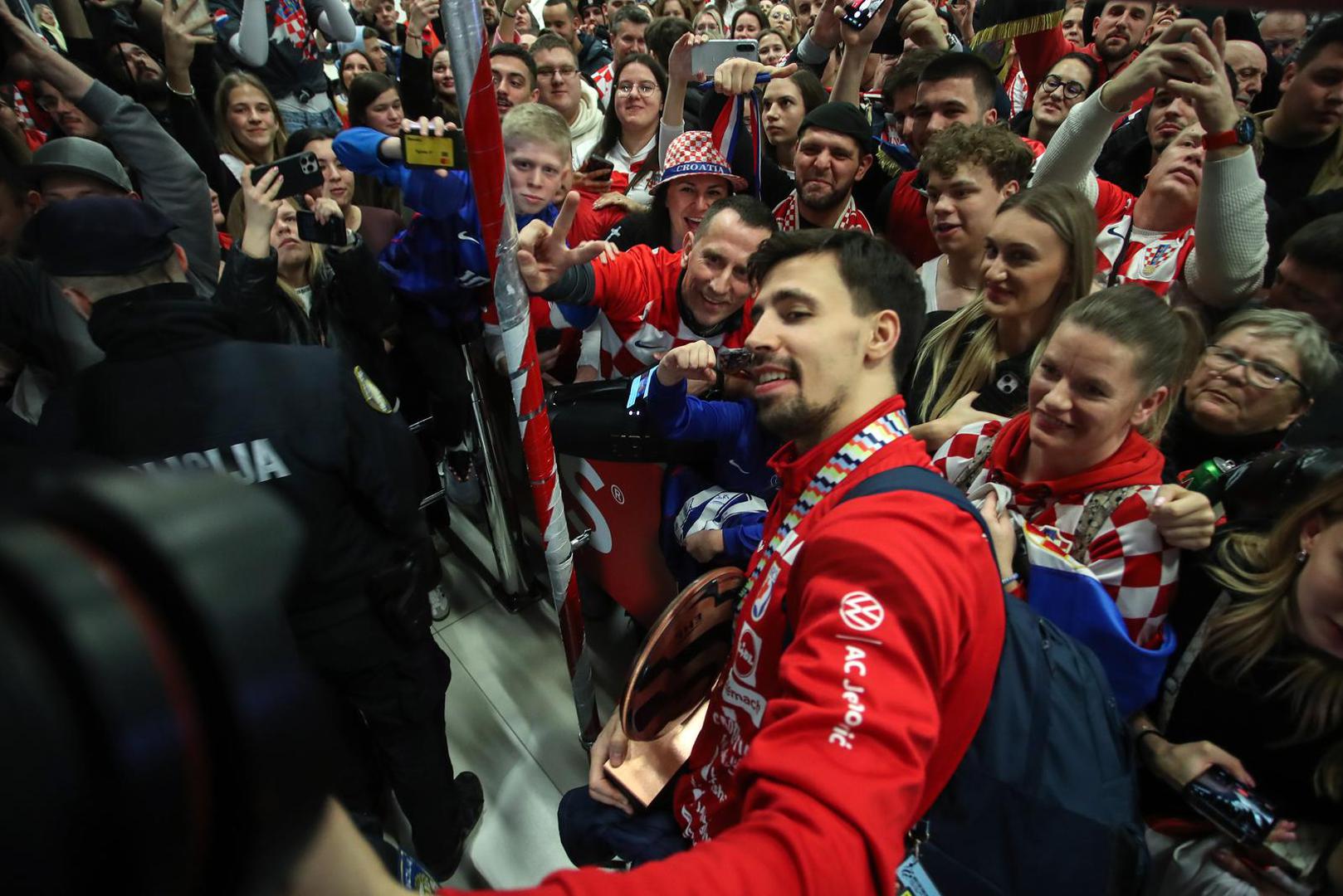 "Ovo smo mi, ovo je Hrvatska. Za ovo se trenira svaki dan", kazao je Zvonimir Srna koji u završnici prvenstva nije mogao igrati zbog ozljede. "Bilo je teško gledati, bila je velika nervoza. Hvala dečkima što su osvojili broncu", dodao je.

