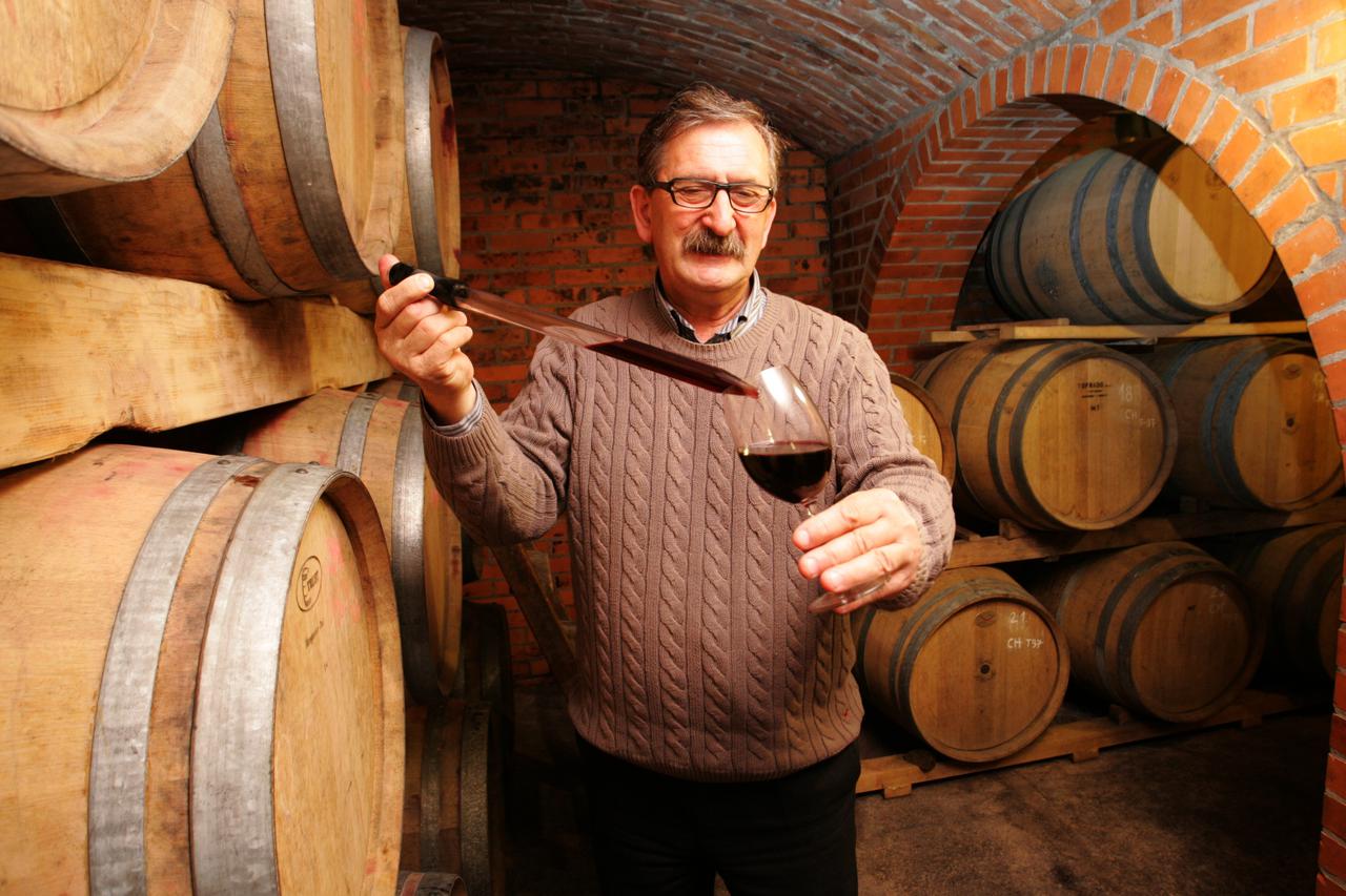 15.01.2009., Kutjevo, Venje - Vlado Krauthaker. Vinogradarsku i vinarsku tradiciju Kutjevackog kraja uspjesno vodi i nastavlja Vlado Krauthaker, ing. Agronomije, enolog, obiteljski vlasnik 'Vinogradarstva i podrumarstva Krauthaker. Na ukupno 57 hektara vi