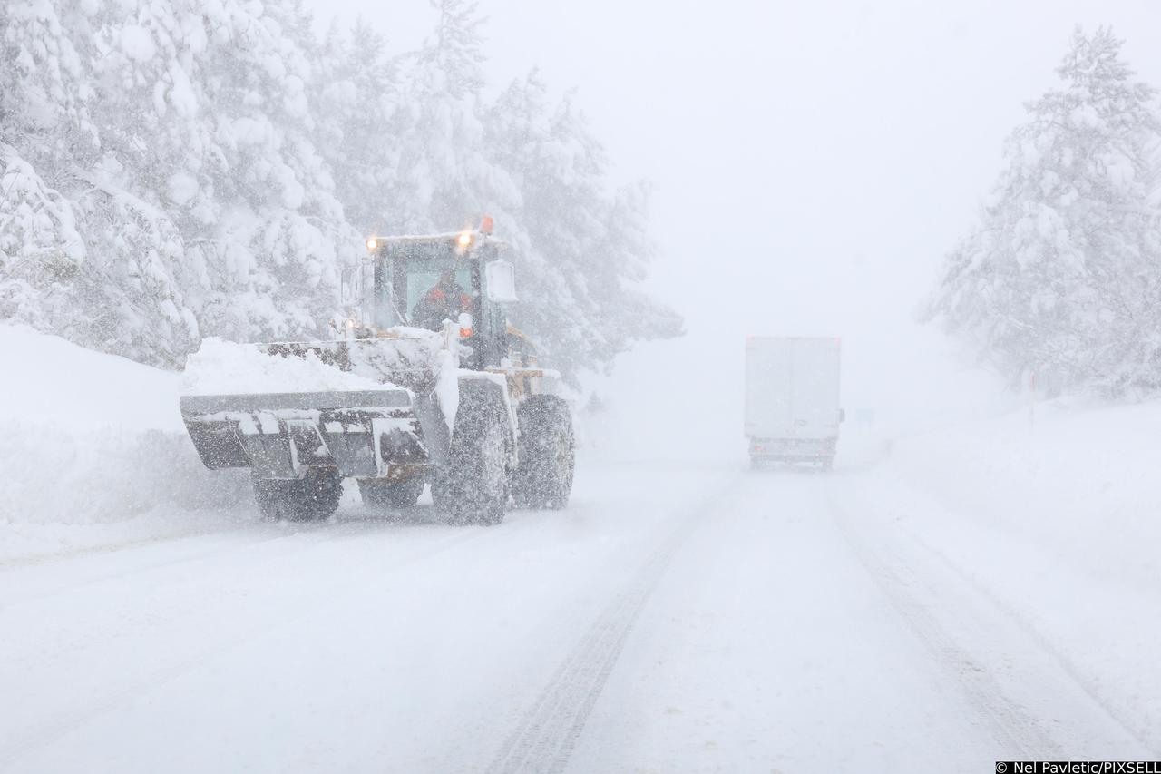 Snijeg paralizirao promet prema Rijeci
