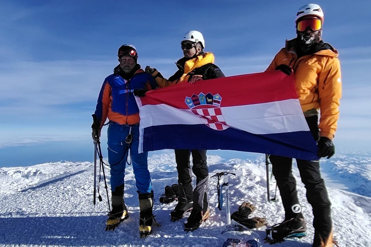 storyeditor/2025-06-01/06_SKP_vrh_sa_hr_zastavom__1_.jpeg