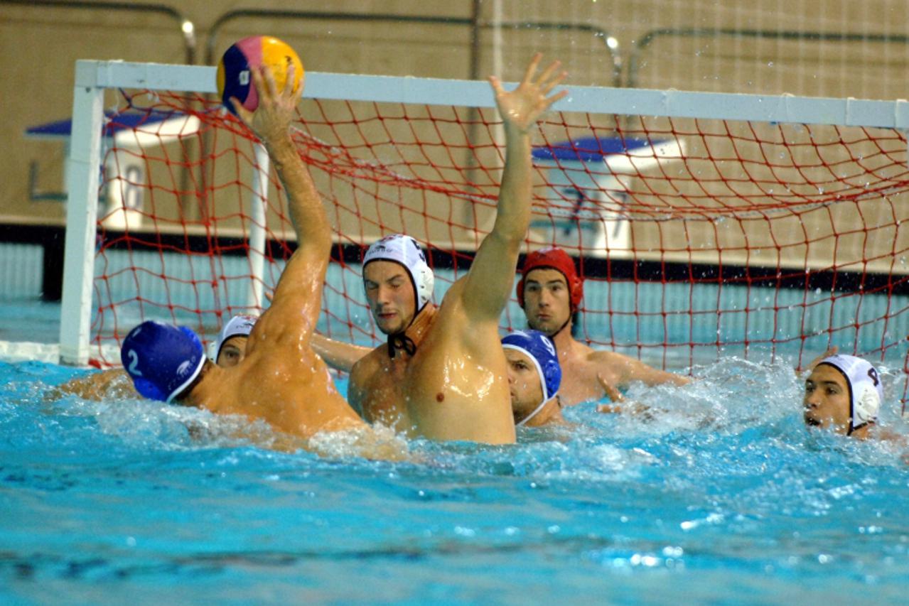 '09.10.2010. Rijeka, Kvalifikacijska vaterpolo utakmica skupine H za Euroligu izmedju Primorja EB (Rijeka) i Primorca(Kotor) na plivalistu Kantrida. Drasko Brguljan(Primorac) puca na gol Primorja prek