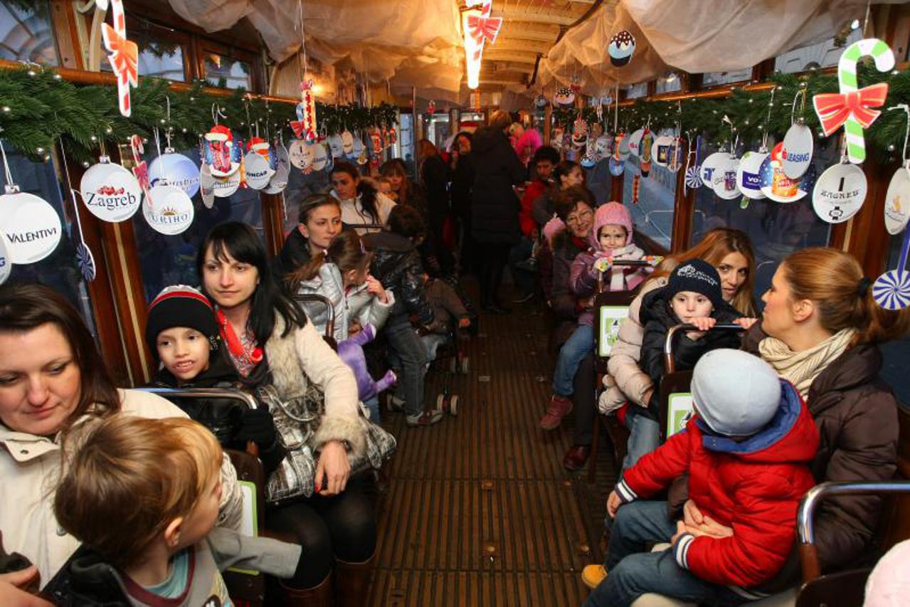 božićni  tramvaj (1)